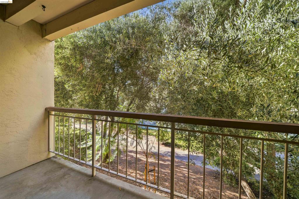 420 N Civic Dr 207 Property Photo 16