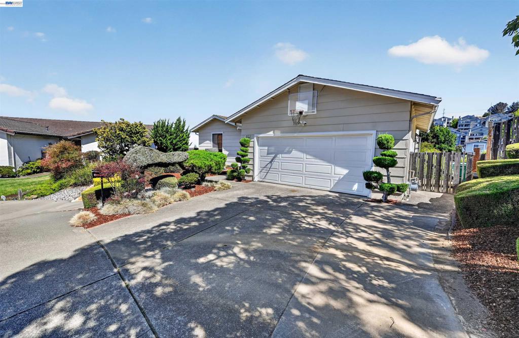 26976 Hemmingway Ct Property Photo 6
