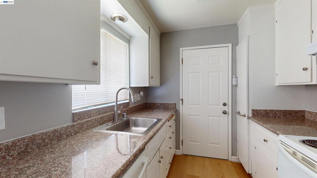 2858 Brookdale Ave Property Photo 10