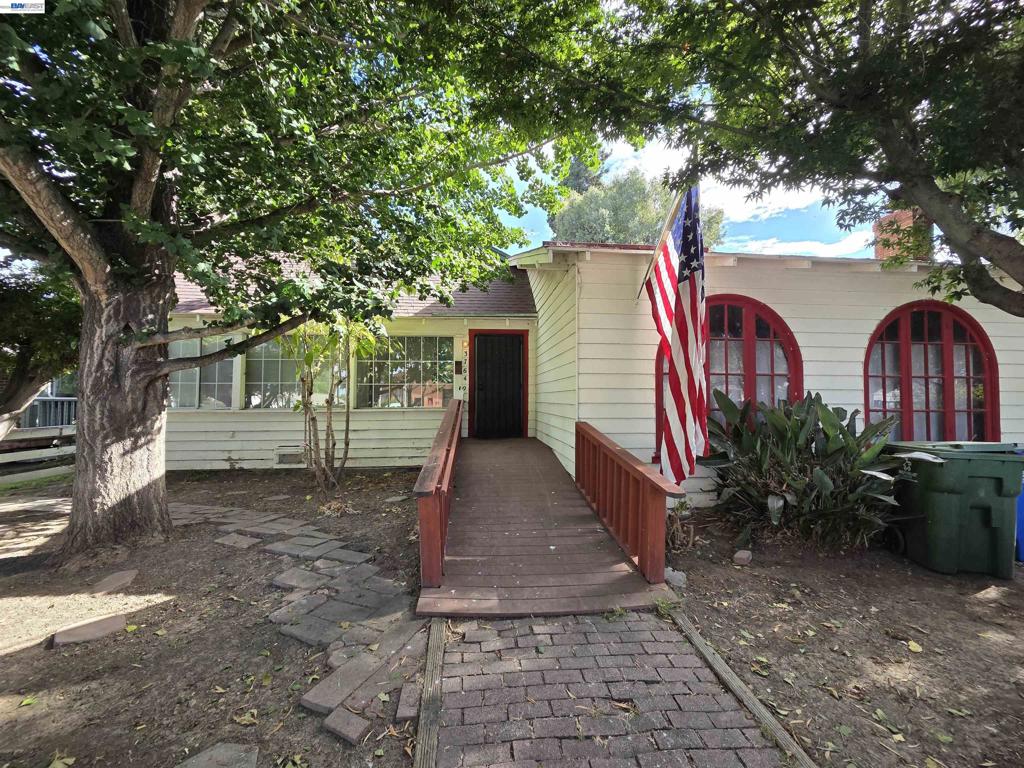 37640 2nd St Property Photo 1