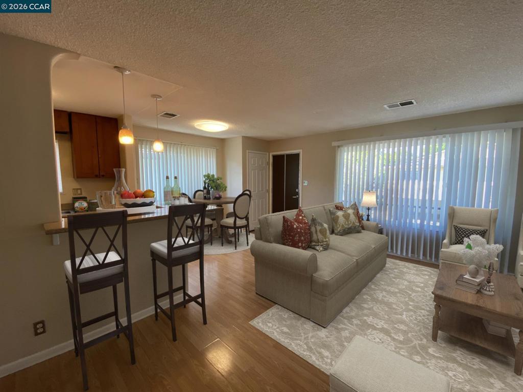 2118 Peppertree Way Property Photo 4