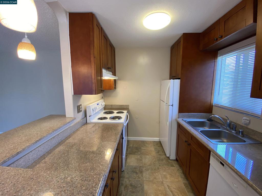 2118 Peppertree Way Property Photo 5