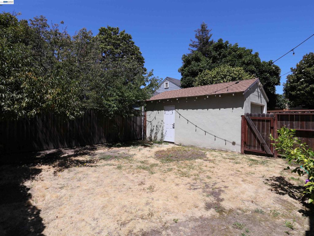 670 Estudillo Ave Property Photo 3