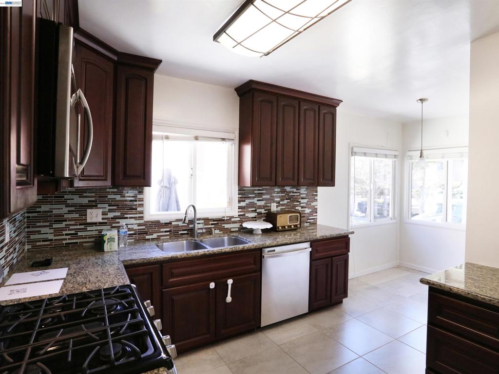 670 Estudillo Ave Property Photo 4