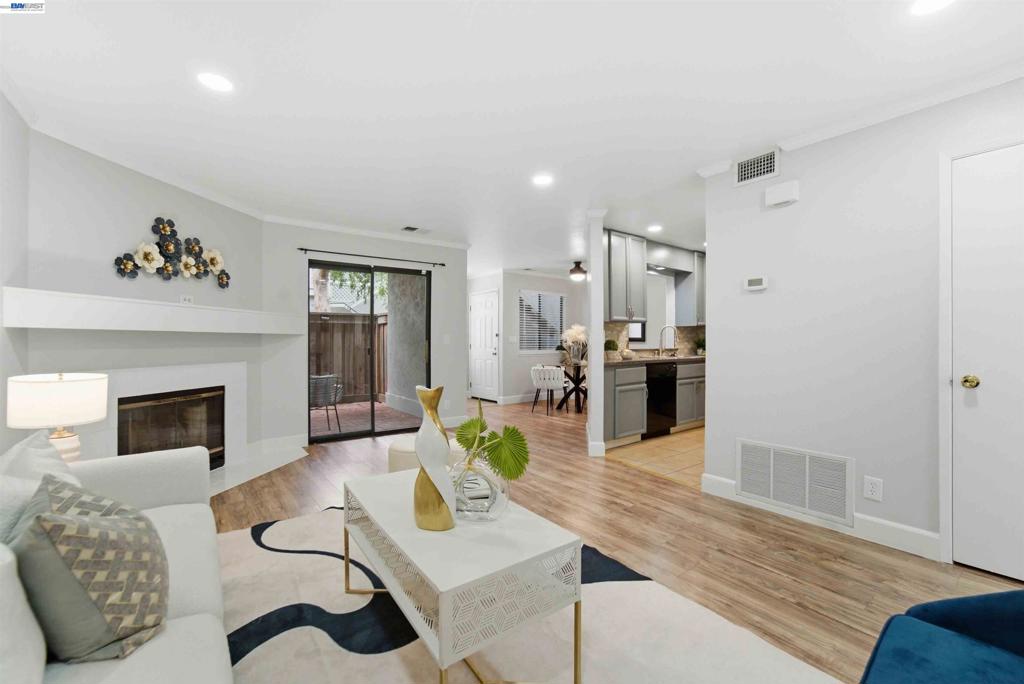 4664 Devonshire Cmn Property Photo 3