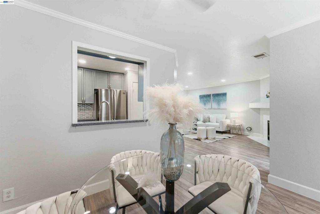 4664 Devonshire Cmn Property Photo 4