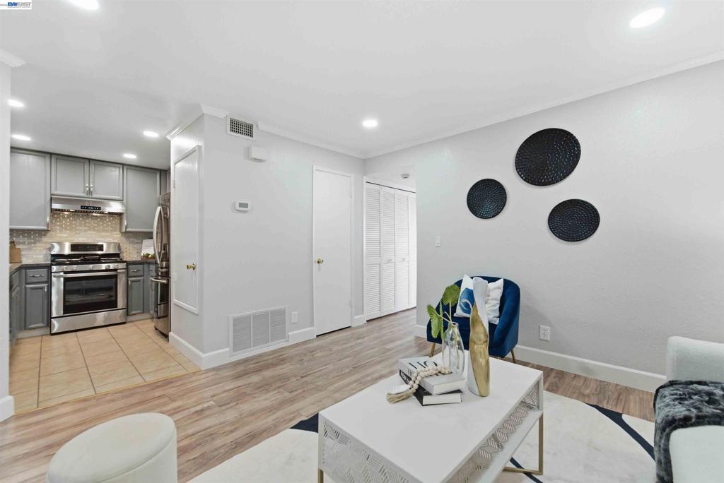 4664 Devonshire Cmn Property Photo 6