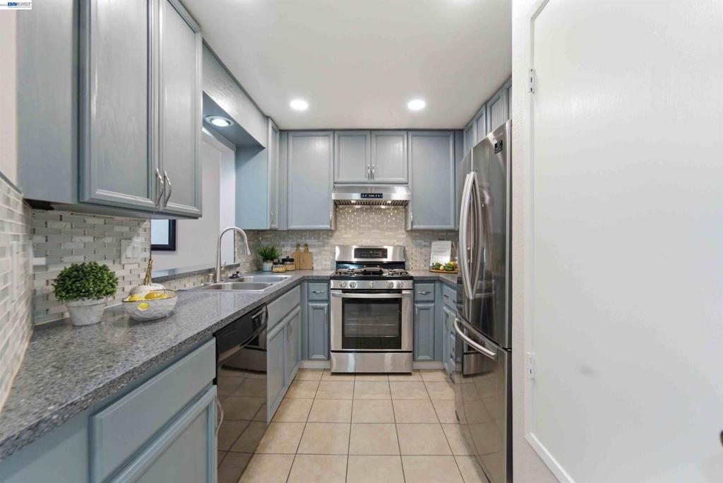 4664 Devonshire Cmn Property Photo 7