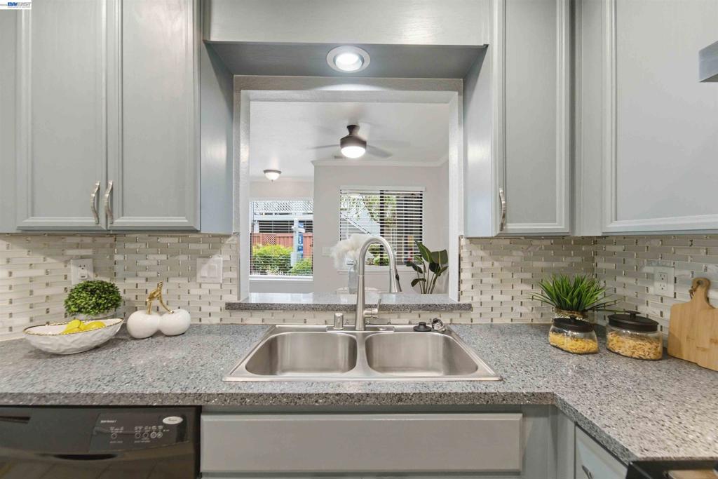 4664 Devonshire Cmn Property Photo 8