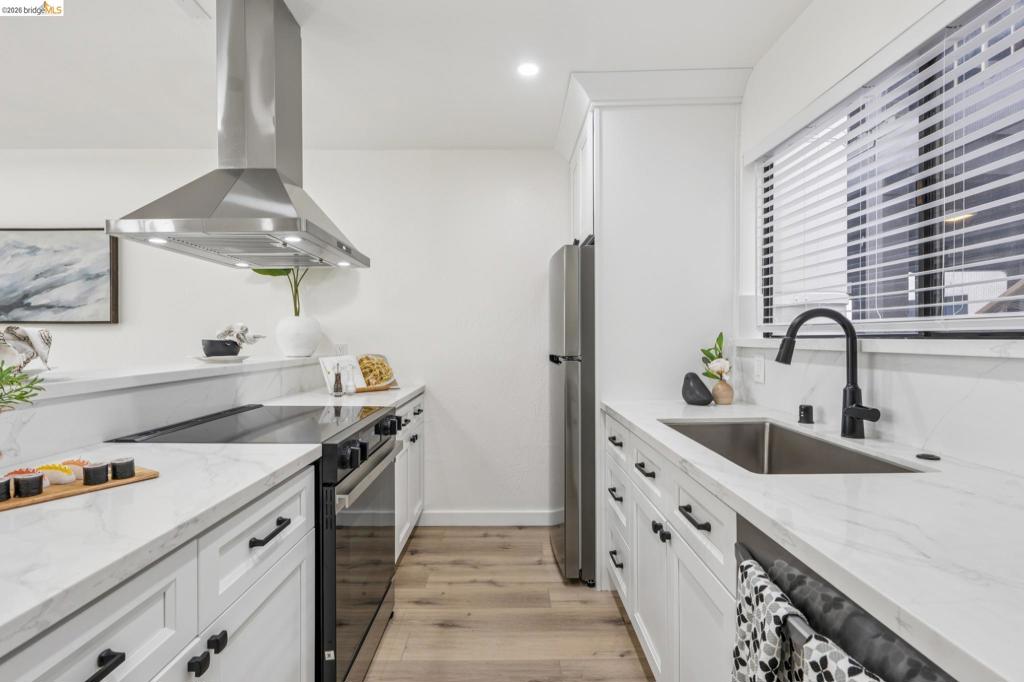 7 Embarcadero West 207 Property Photo 8