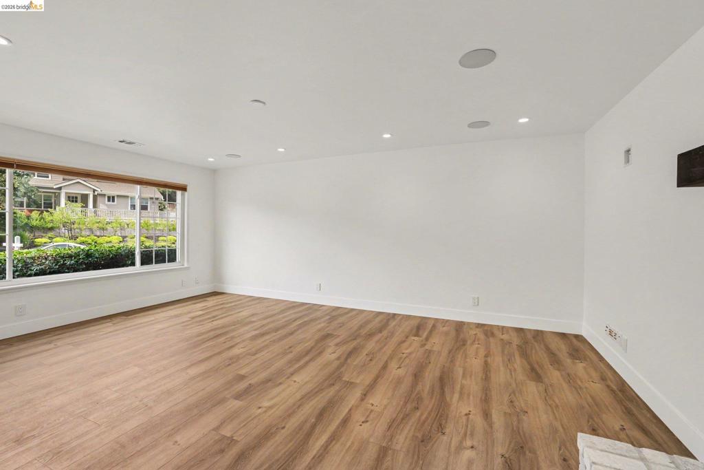 5545 Southbrook Dr Property Photo 4