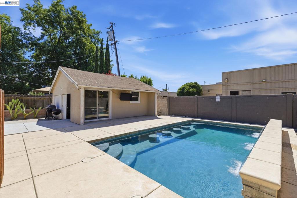 1330 W Park St Property Photo 8