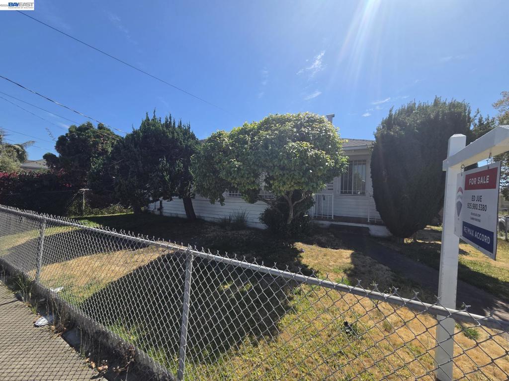 9601 D St Property Photo 5