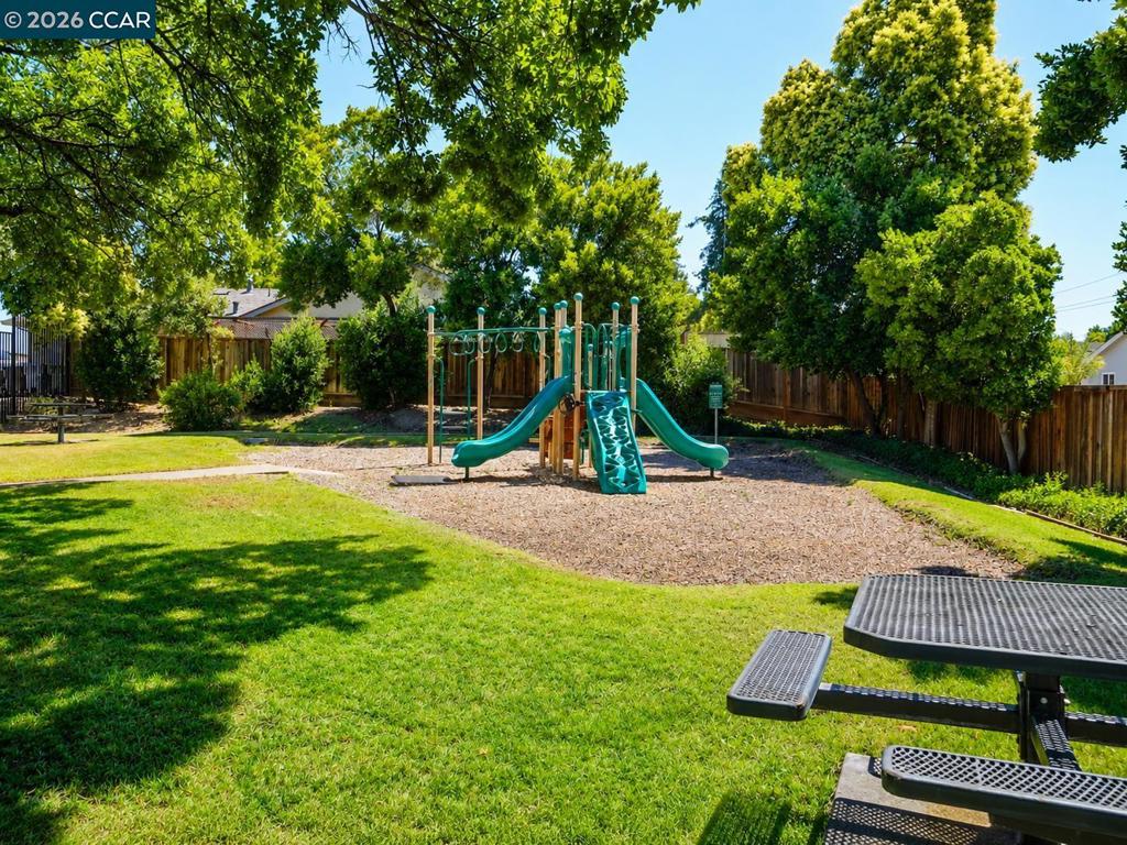 3670 Silver Oaks Way Property Photo 8