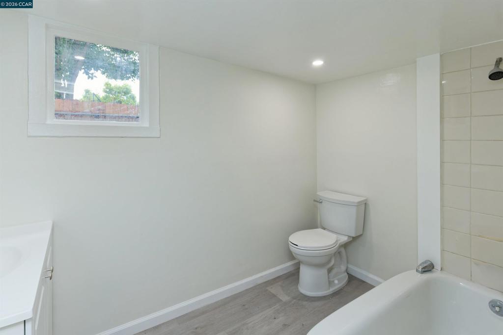2012 E 15th St Property Photo 7