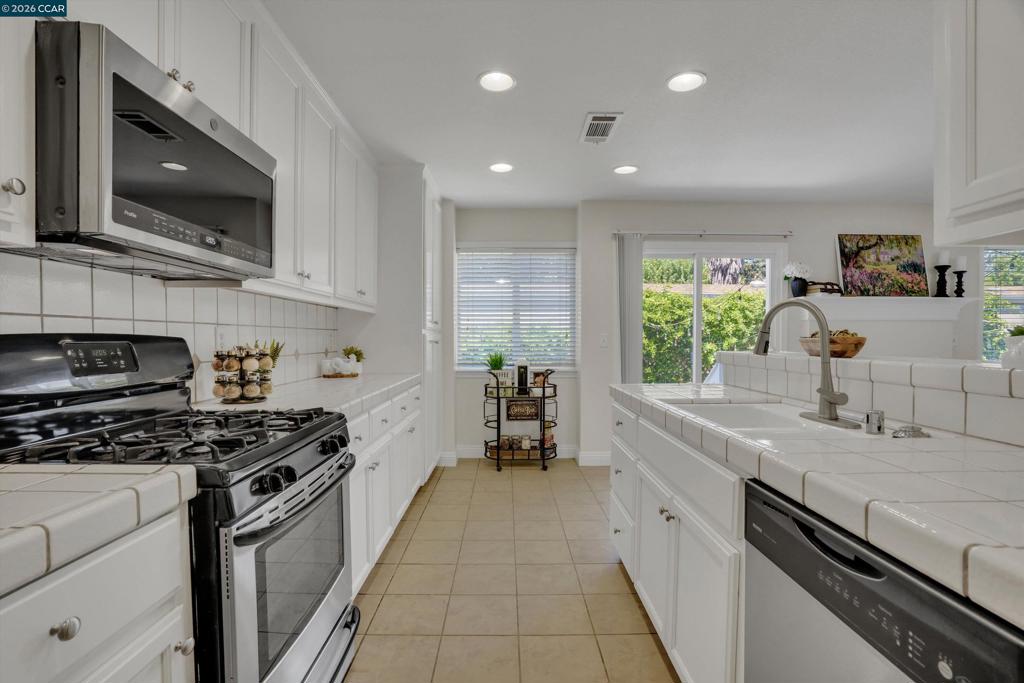 3190 Castro St Property Photo 14