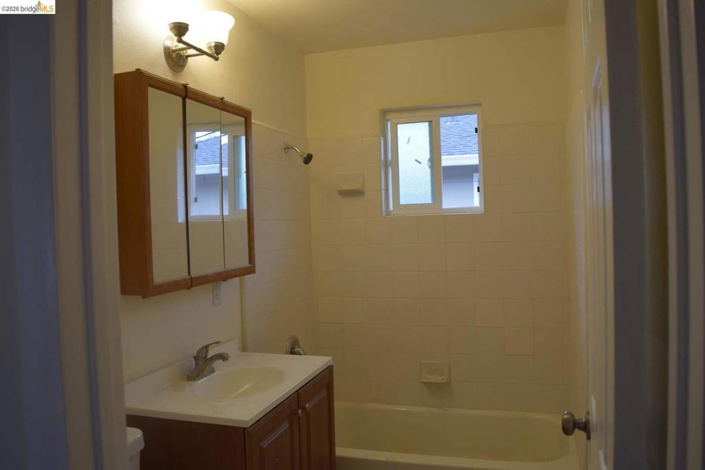 915 Sherman Oaks Dr Property Photo 3
