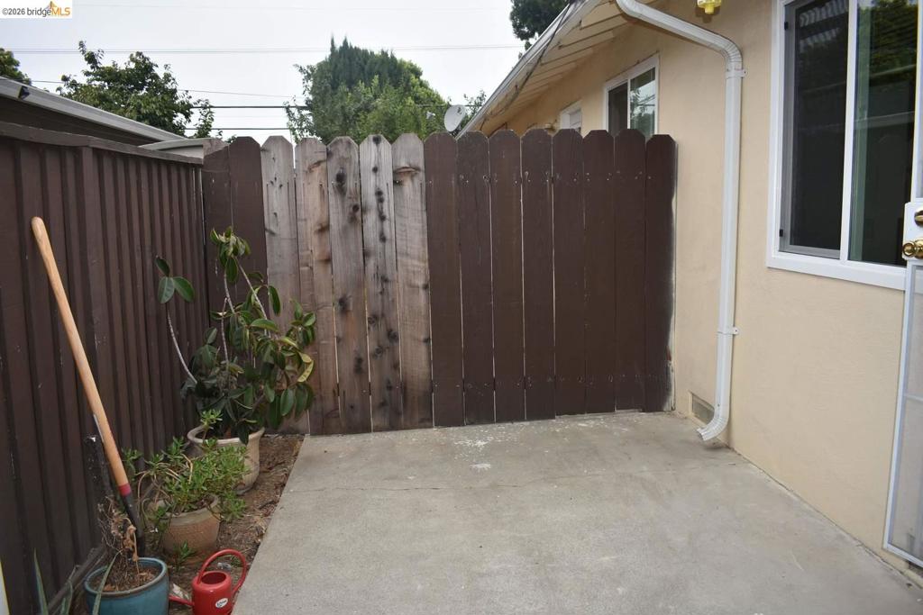 915 Sherman Oaks Dr Property Photo 16