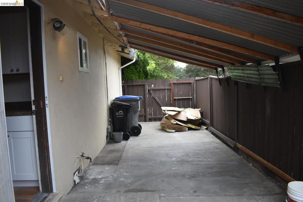 915 Sherman Oaks Dr Property Photo 28