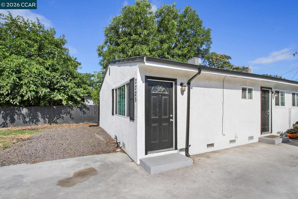 2225 E Myrtle St Property Photo 2