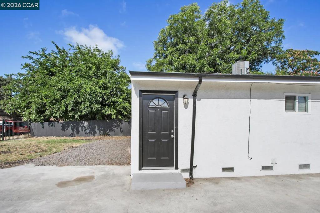 2225 E Myrtle St Property Photo 3