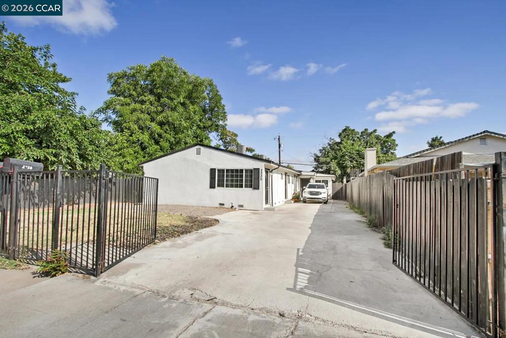 2225 E Myrtle St Property Photo 4