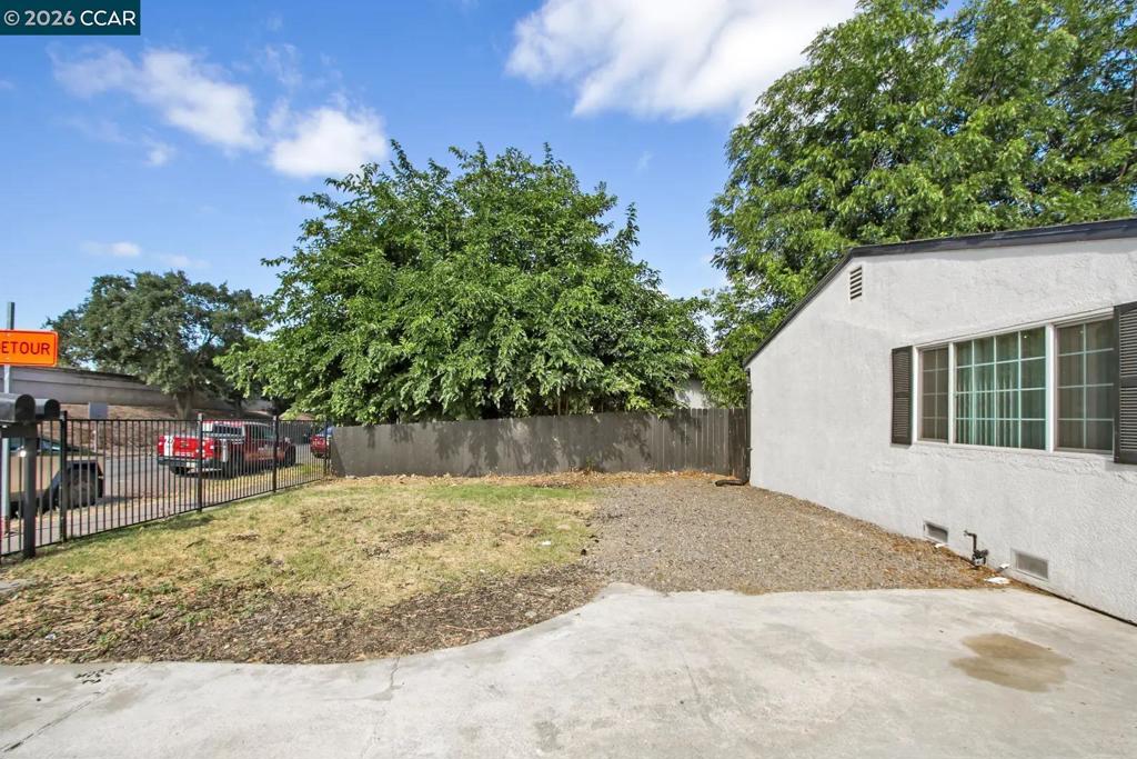 2225 E Myrtle St Property Photo 6