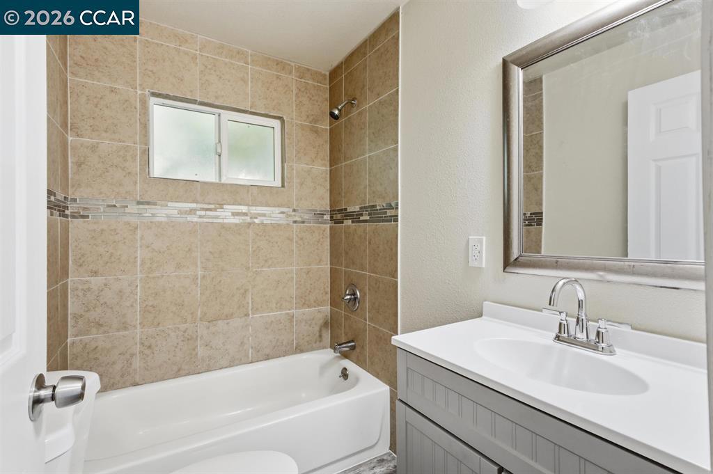 2225 E Myrtle St Property Photo 10
