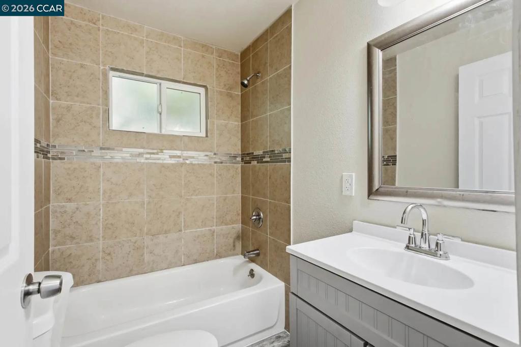 2225 E Myrtle St Property Photo 11