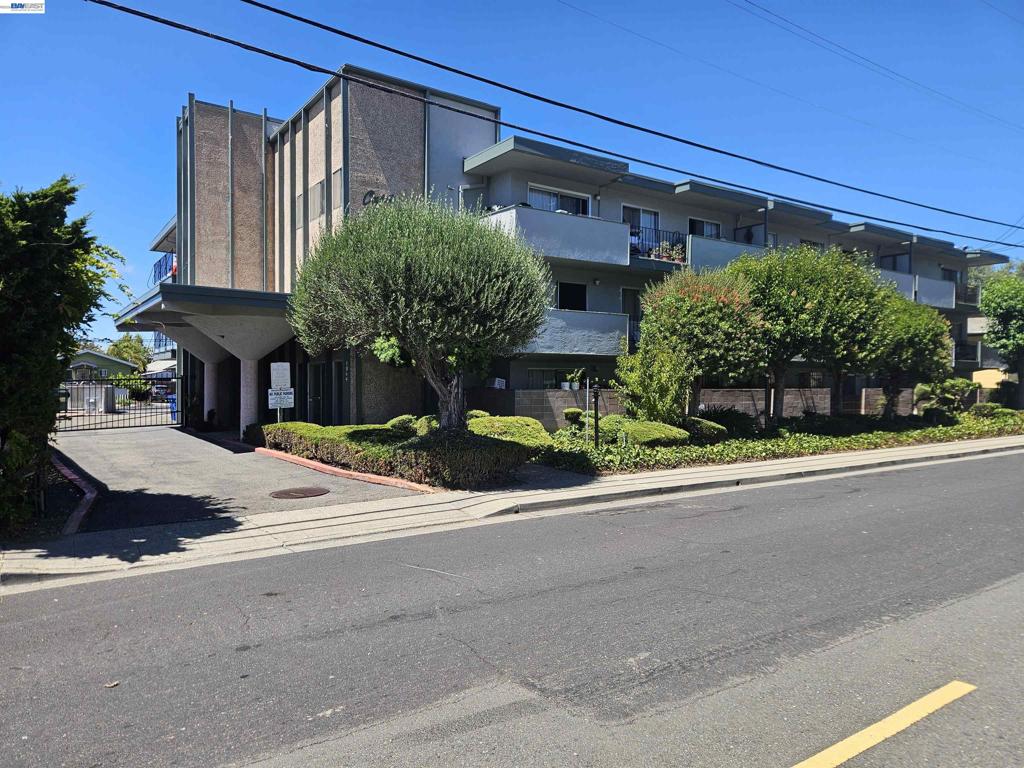 1064 E Street Property Photo 1