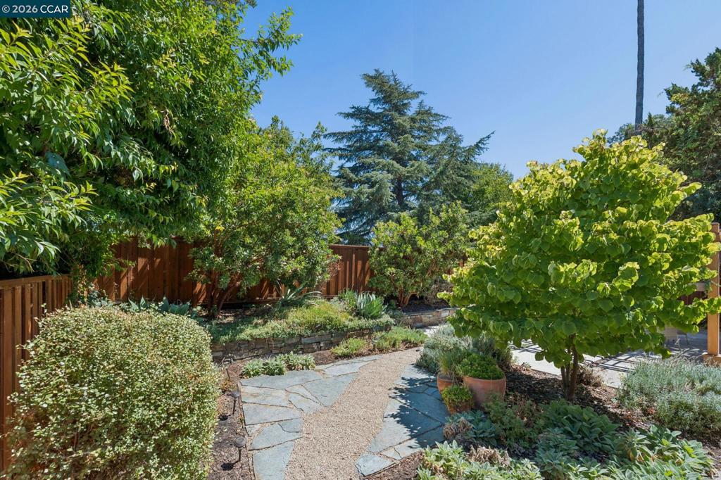 1321 Hollyhock St Property Photo 40