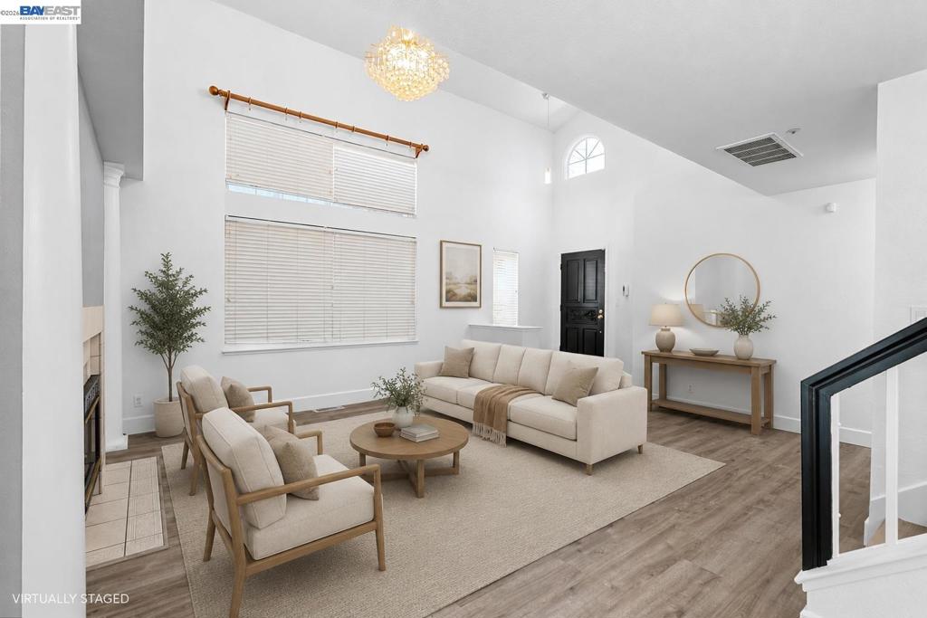 1059 Bellflower St Property Photo 3
