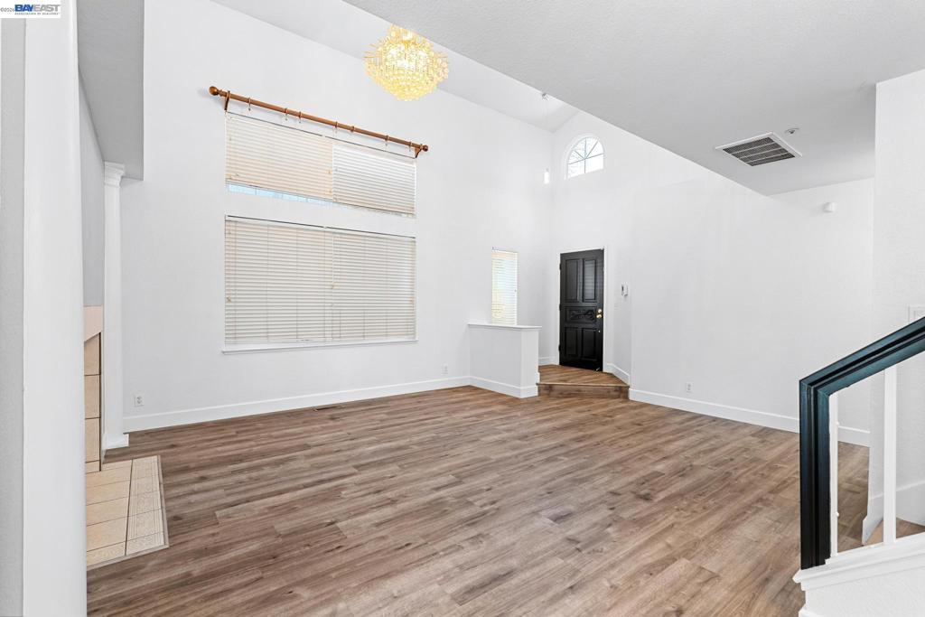 1059 Bellflower St Property Photo 14