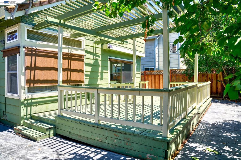 1059 Bellflower St Property Photo 30