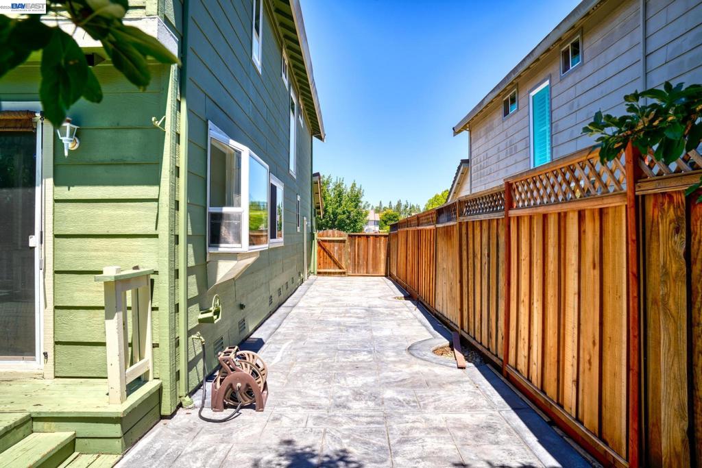 1059 Bellflower St Property Photo 37