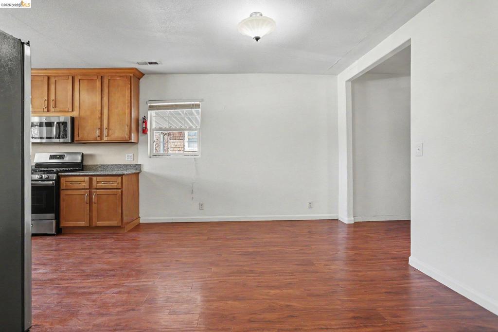 212 Wellington Property Photo 4