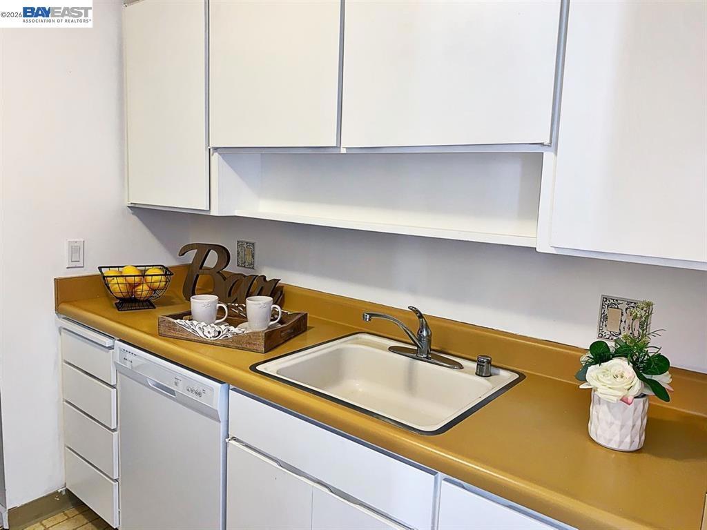 430 N Civic Dr 208 Property Photo 16