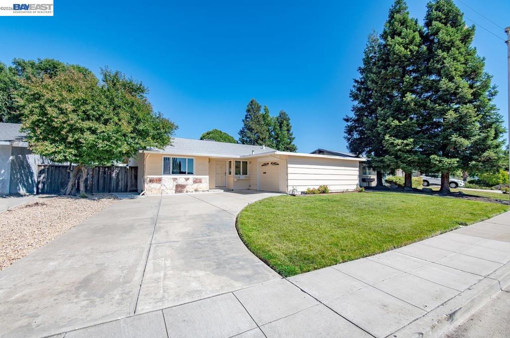 1457 Tulip Way Property Photo 2