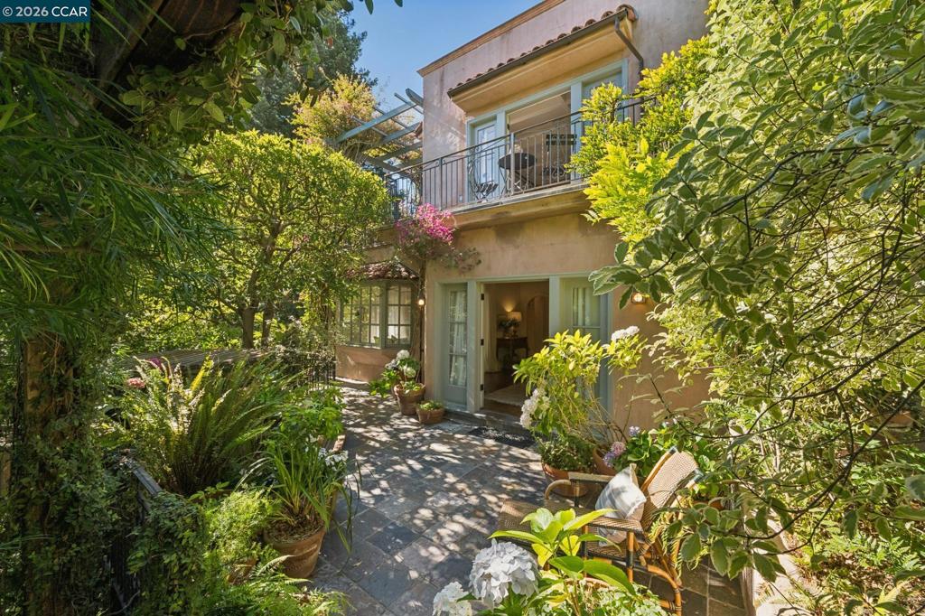 2388 Vine St Property Photo 1