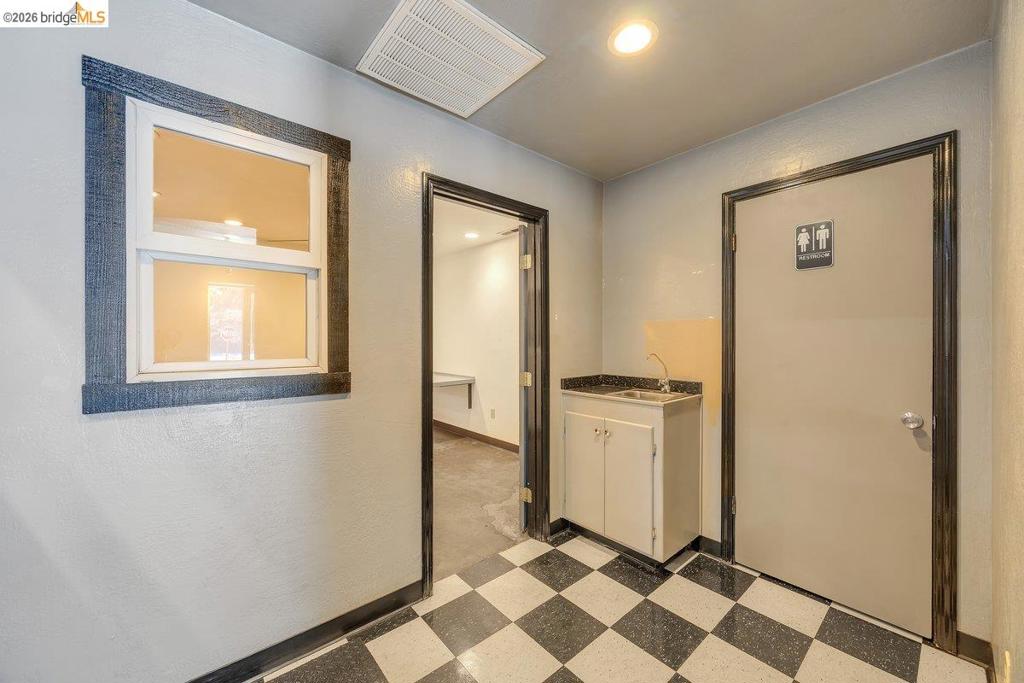372 W Stockton St Property Photo 10