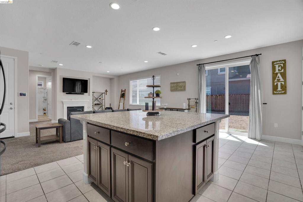 577 Sapphire Parkway Property Photo 7