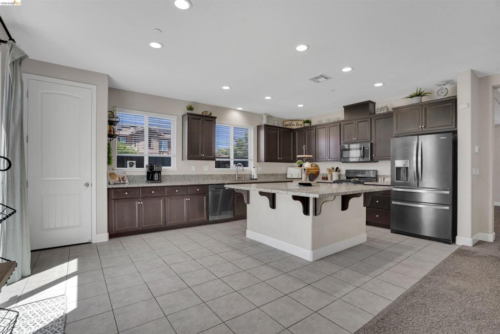 577 Sapphire Parkway Property Photo 9