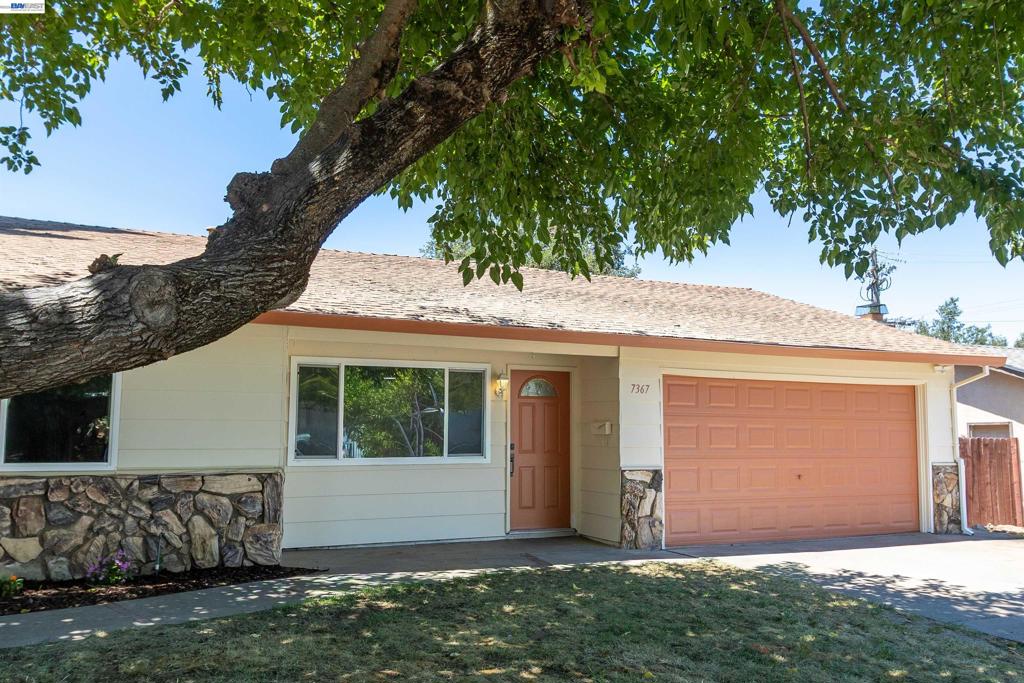 7367 Single Way Property Photo 2