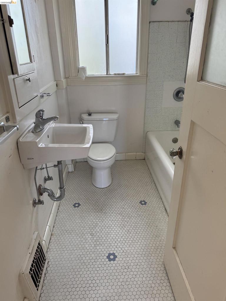 816 Stannage Ave Property Photo 7