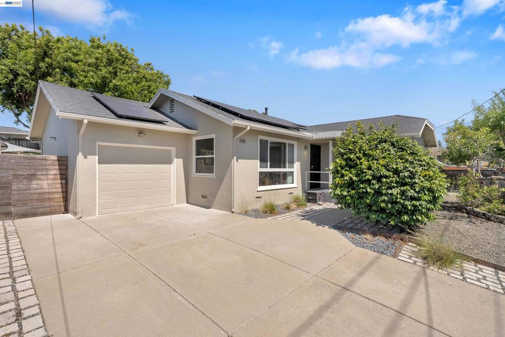 2518 Tara Hills Dr Property Photo 2