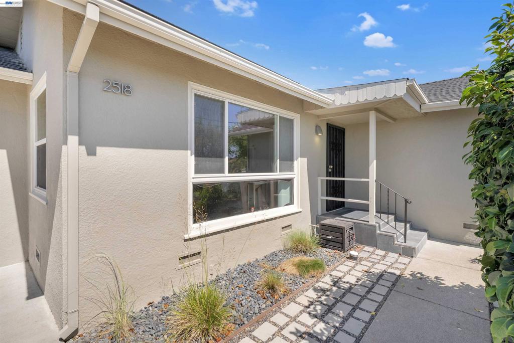 2518 Tara Hills Dr Property Photo 3