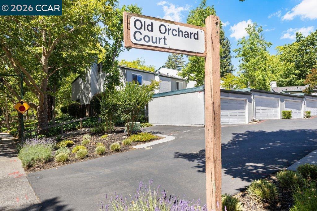 401 Old Orchard Ct Property Photo 2