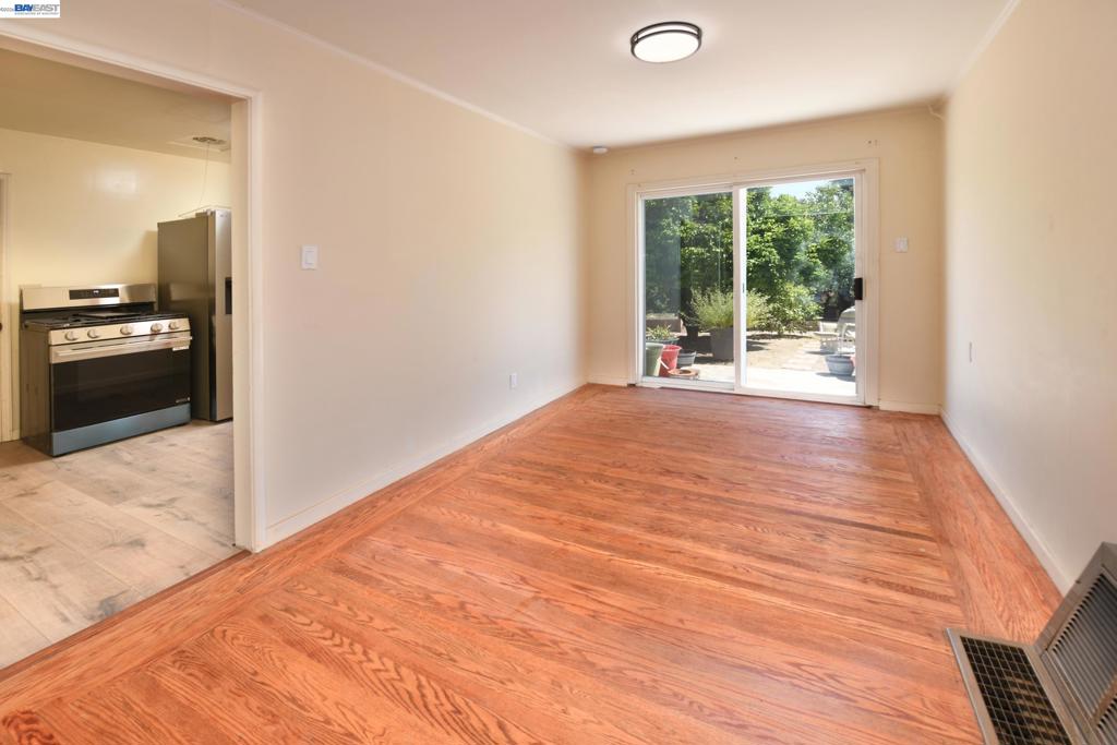 350 Strand Ave Property Photo 6