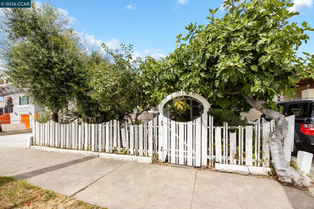 2637 Chestnut St Property Photo 2