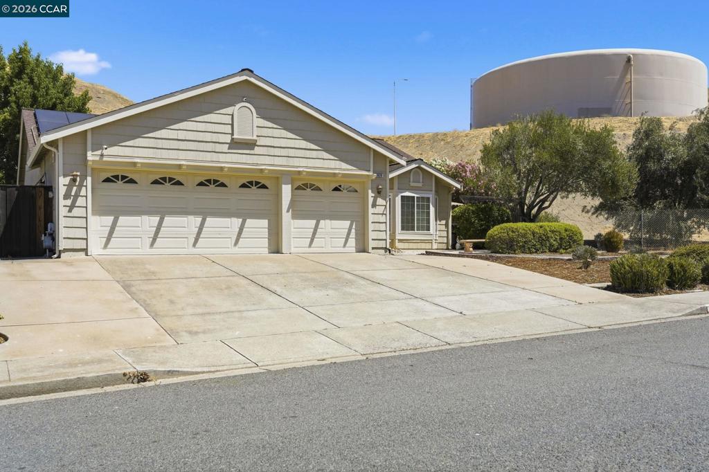 3029 Larkspur Dr Property Photo 4